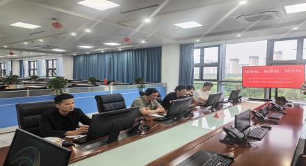 市商务局党组成员、副局长张虎带队，参加市12345政务服务便民热线“接热线、解难题、转作风”专场活动