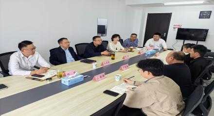 淮南市商务局党组书记、局长孙道军，与到访的国联股份一行就相关业务进行座谈交流